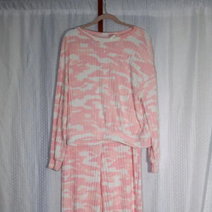 Secret Treasures Size L scoop neck elastic waist pink camo long sleeve pajama se